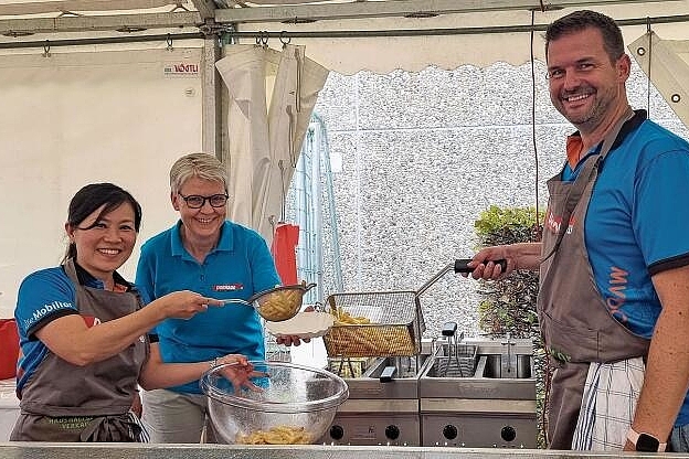 Nicht nur grosse Töne: Beim Musikverein Concordia gibt’s Pommes frites – Vereinspräsidentin und OK-Mitglied Salomé Derrer (Mitte) 
hilft trotz Dauerstress, wo sie kann.