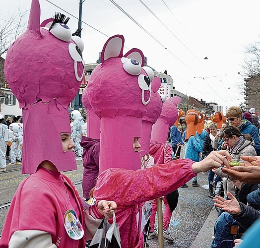 Pretty in Pink: In knalligen Farben werden grosszügig Süssigkeiten verteilt.