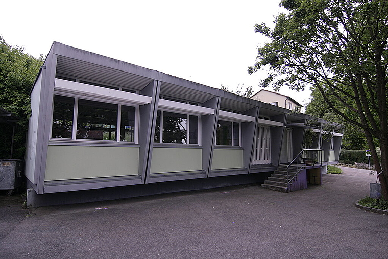 Vorlage an der kommenden Gemeindeversammlung: Die Gemeinde will den Pavillon im Südteil der Schulanlage Löffelmatt durch eine Aula mit zusätzlichen Klassenzimmern und einem Doppelkindergarten ersetzen – die Stimmbürger entscheiden. Foto: Lukas