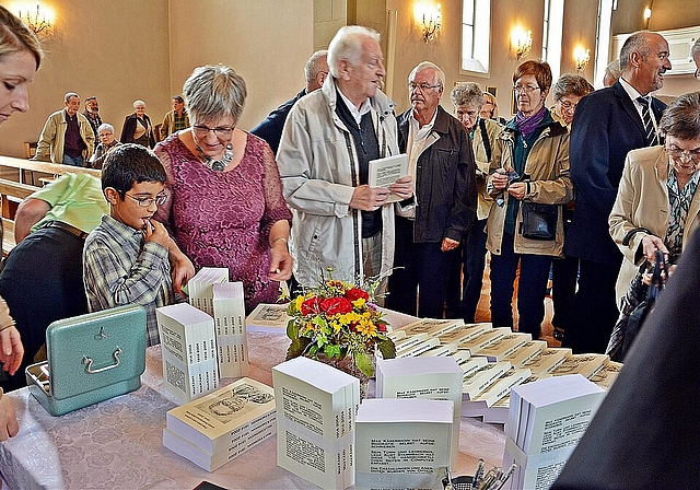 Begehrt: Sie alle wollen das neue Dorfschulmeister-Buch bei Ottilia Henz (3.v.l.) erstehen. Foto: Roland Bürki