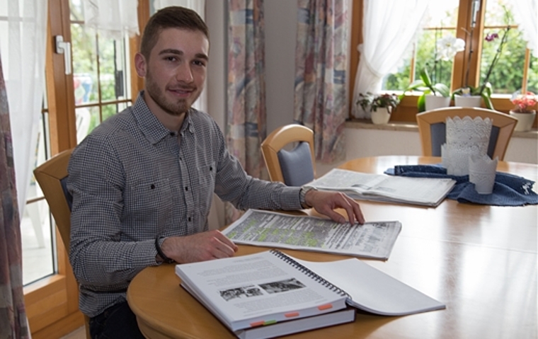 Fabian Schnell: Zuhause, wo er oft Zeitung liest. Foto: Martin Staub