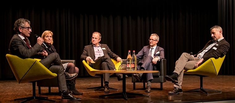 Kompetent besetztes Podium: (v.l.) Andreas Hänggi, CEO Apaco, Brigit Wyss, Regierungsrätin Kanton Solothurn, Moderator Isidor Huber, Thomas Weber, Regierungsrat Basel-Landschaft, und Patrik Doppler, Mitinhaber Doppler+Saner. Foto: Martin Staub