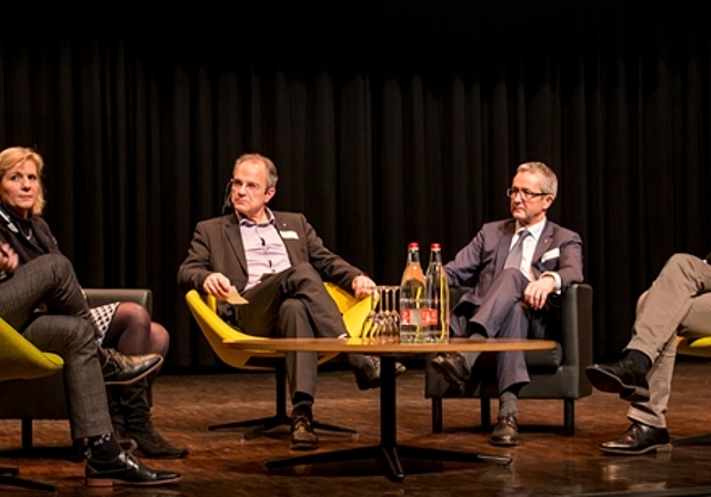 Kompetent besetztes Podium: (v.l.) Andreas Hänggi, CEO Apaco, Brigit Wyss, Regierungsrätin Kanton Solothurn, Moderator Isidor Huber, Thomas Weber, Regierungsrat Basel-Landschaft, und Patrik Doppler, Mitinhaber Doppler+Saner. Foto: Martin Staub