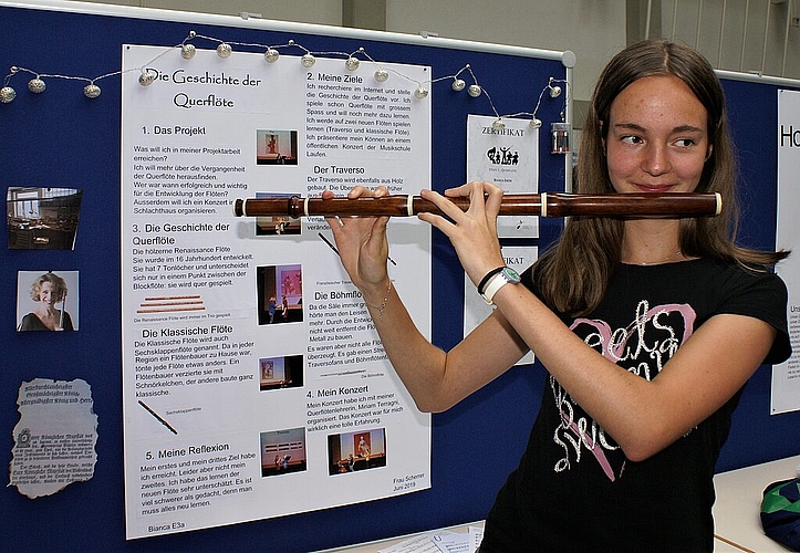 <em>Die Geschichte der Querflöte: </em>Bianca Jeker mit Traverso. Fotos: Jürg Jeanloz
