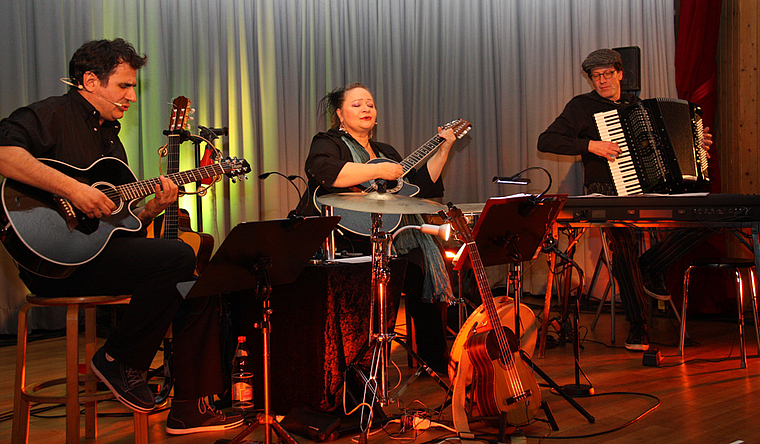 Musikalisch: Efisio Contini, Dodo Hug und Pascal Bruggisser überzeugen mit ihrer Vielseitigkeit.  Foto: Gaby Walther