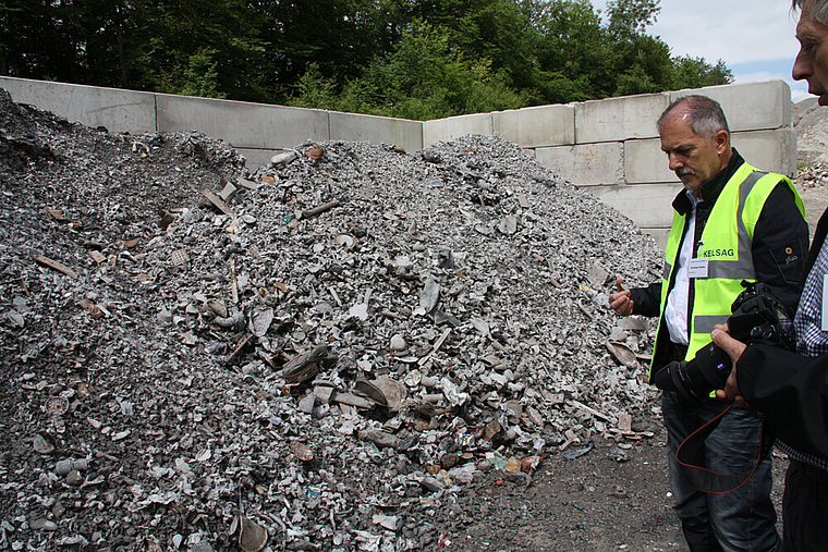 Wertstoffe: Das Metall im Abfall ist eine Einnahmequelle für die Kelsag. Geschäftsführer Stefan Schwyzer gab am Tag der offenen Tür Auskunft über die verschiedenen Aufgaben der Kelsag.  Fotos: Gaby Walther