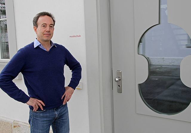 Zufrieden und motiviert: Ulrich Thiersch an der Tür zur Musikschule. .  Foto: Martin Staub