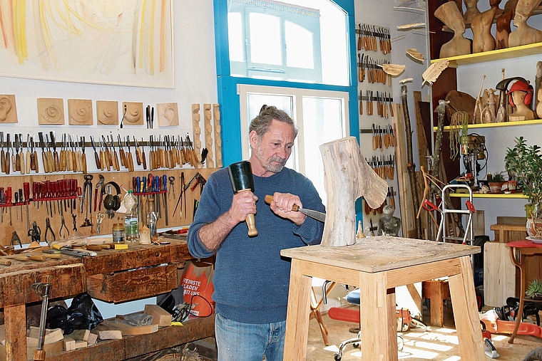 Ein Torso entsteht: Thomas Hofstetter bearbeitet ein Stück Nussbaum. Foto: Gaby Walther