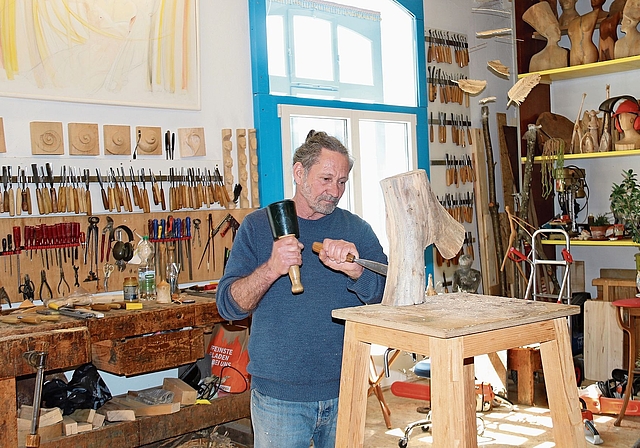 Ein Torso entsteht: Thomas Hofstetter bearbeitet ein Stück Nussbaum. Foto: Gaby Walther