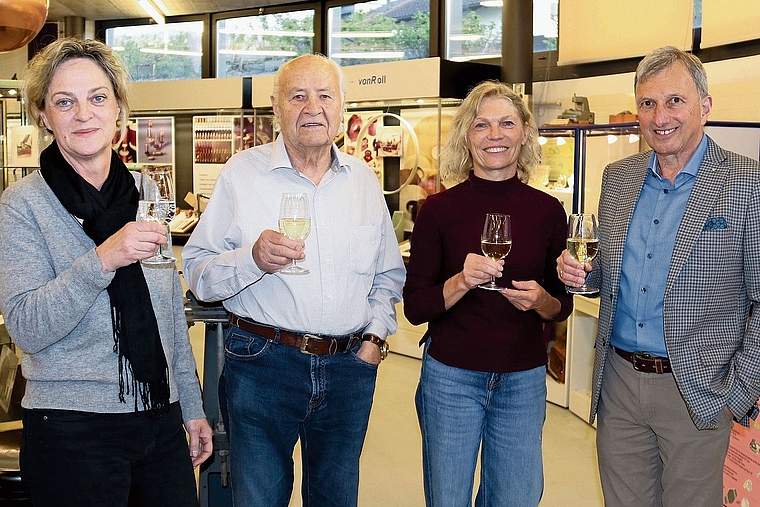 Im Industriemuseum: Maria Cajochen, ehemalige Präsidentin, Werner Kohler, neu zum Ehrenmitglied erkoren, Petra Dürr, neues Vorstandsmitglied, und Präsident Willi Spaar. Foto: Gaby Walther