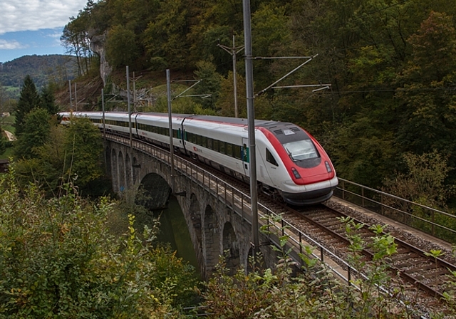Eine Spur ist nicht genug: ICN über der Chessilochbrücke bei Grellingen. Foto: Martin Staub