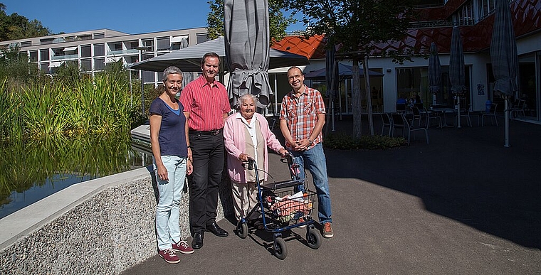 Freuen sich auf die gemeinsame Bettagsfeier: Regine Kokontis, ref. Pfarrerin, Michael Rosenberg, Leiter Seniorenzentrum Rosengarten, Frau Karrer, Bewohnerin Rosengarten, und Christof Klingenbeck, Gemeindeleiter röm.-kath. Herz-Jesu-Parrei. Foto: Mar