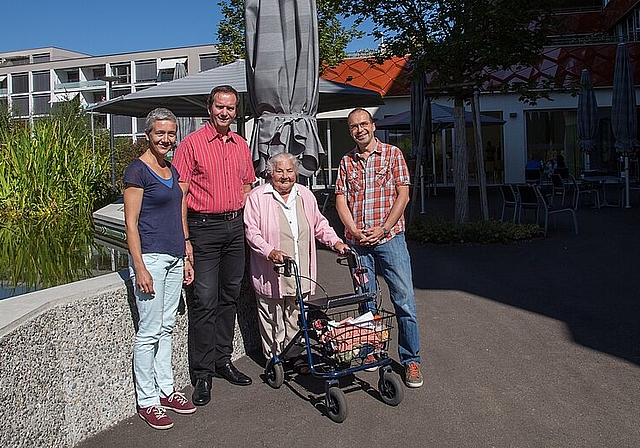Freuen sich auf die gemeinsame Bettagsfeier: Regine Kokontis, ref. Pfarrerin, Michael Rosenberg, Leiter Seniorenzentrum Rosengarten, Frau Karrer, Bewohnerin Rosengarten, und Christof Klingenbeck, Gemeindeleiter röm.-kath. Herz-Jesu-Parrei. Foto: Mar