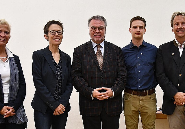 <em>Erreichten mit dem Podium nur wenige: </em>(v.l.) SVP-Kandidatin Jacqueline Wunderer, SP-Kandidatin Sabine Asprion, Moderator Marcel W. Buess, Jonas Ferro von den Jungen Grünliberalen und CVP-Kandidat Remo Oser.Foto: Bea Asper