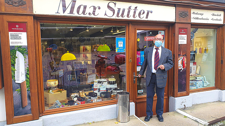Masken auf! Kunden aus Baselland seien oft irritiert, wenn sie in Dornach eine Maske tragen müssen, sagt Max Sutter vom Traditionsunternehmen Sutter Eisenwaren. Fabia Maieroni