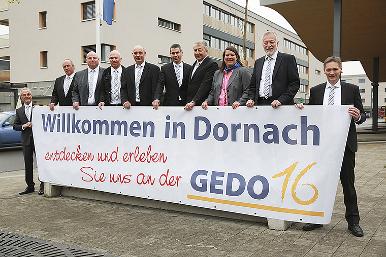 Zwei Vereine, ein Komitee: OK-Präsident Martin Vögtli (4. v. l.) und seine Crew freuen sich auf die anstehende Leistungsschau der Gewerbetreibenden und Dienstleister von Dornach und Dorneckberg. Foto: Thomas Moor