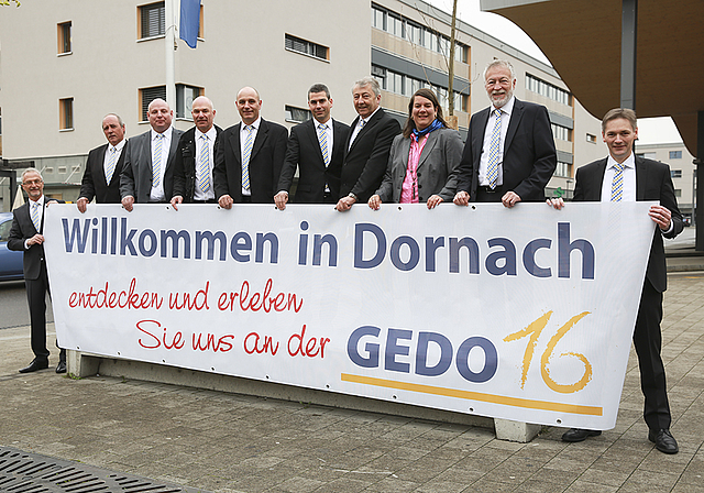Zwei Vereine, ein Komitee: OK-Präsident Martin Vögtli (4. v. l.) und seine Crew freuen sich auf die anstehende Leistungsschau der Gewerbetreibenden und Dienstleister von Dornach und Dorneckberg.  Foto: Thomas Moor