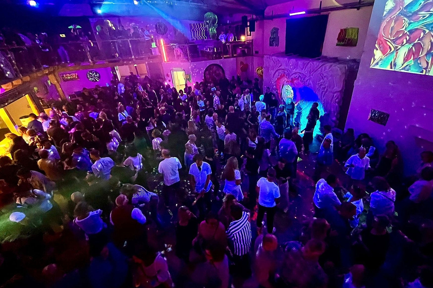 Stimmungsvoller Abend: Musik, Licht und Videos und viele Tanzende. Foto: Christoph Sütterlin/ZVG