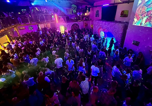 Stimmungsvoller Abend: Musik, Licht und Videos und viele Tanzende. Foto: Christoph Sütterlin/ZVG