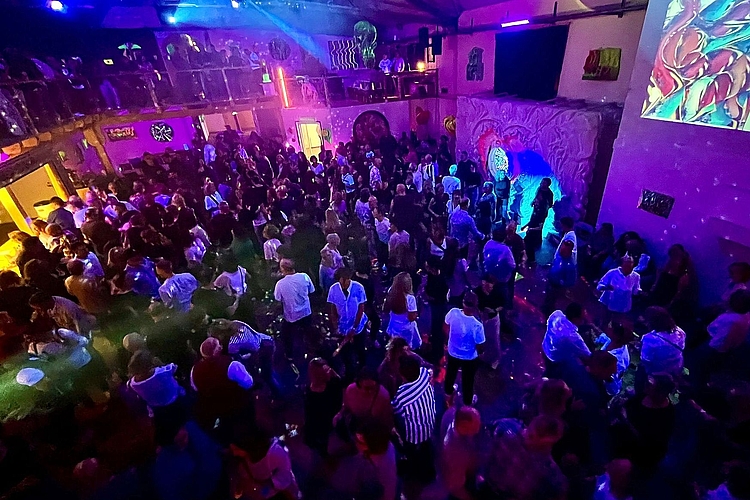 Stimmungsvoller Abend: Musik, Licht und Videos und viele Tanzende. Foto: Christoph Sütterlin/ZVG