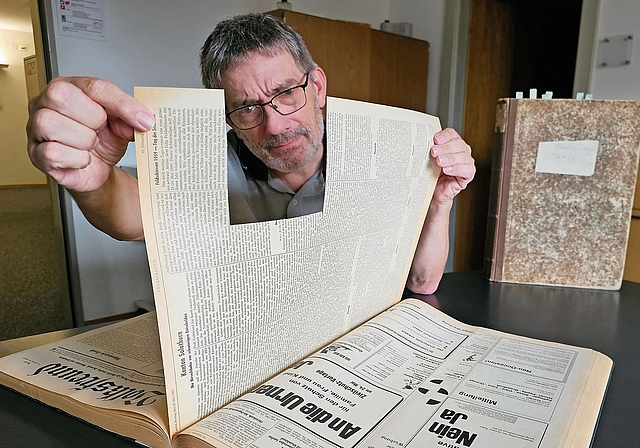 Geschichtsträchtig: Christoph Sütterlin vom Museum Laufental zeigt einen der 250 Bände mit alten Zeitungen, die im Stadthaus aufbewahrt werden. Die Bände sind gut erhalten, manchmal fehlt jedoch auch eine Seite oder – wie hier – ein Zeitungsa