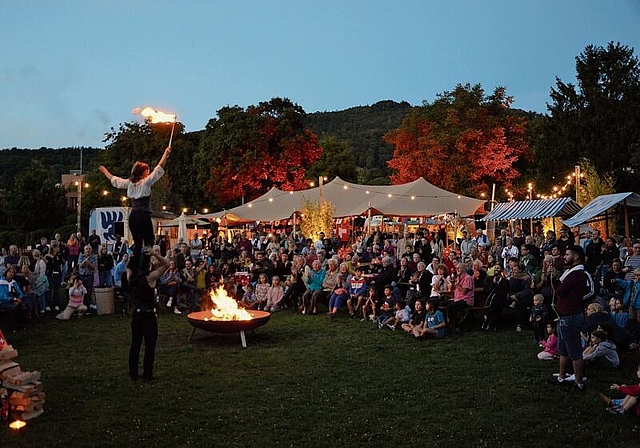 Feuer und Akrobatik: Eulalie Svetlana Blanc und Jérémy Henchoz von der Compagnie En Show 
verzauberten das Publikum mit ihrem Können.Fotos: Mirjam Sinniger