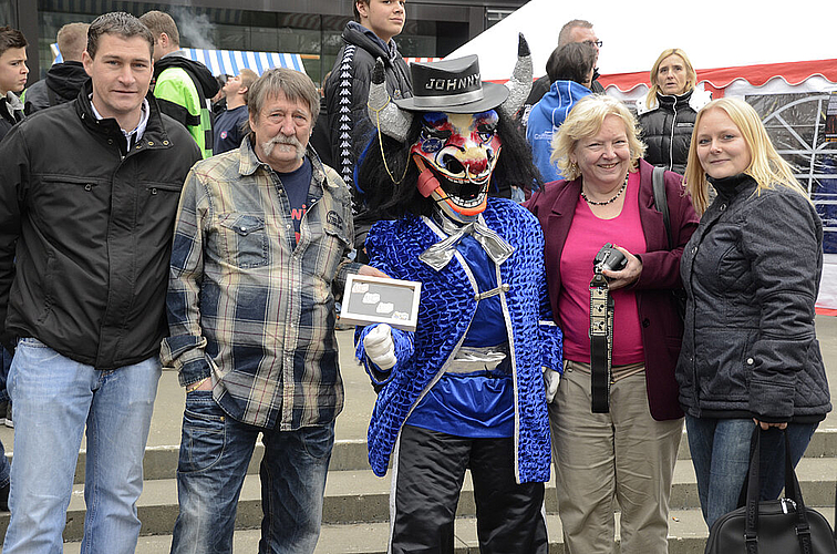 Treffsichere Idee: Hansruedi Zurbuchen (2. v. l.) freut sich mit seiner Frau Elisabeth und Tochter Ilona sowie deren Partner Sacha Fuchs über den Sieg beim Reinacher Blagettenwettbewerb 2013.  Foto: Heiner Leuthardt