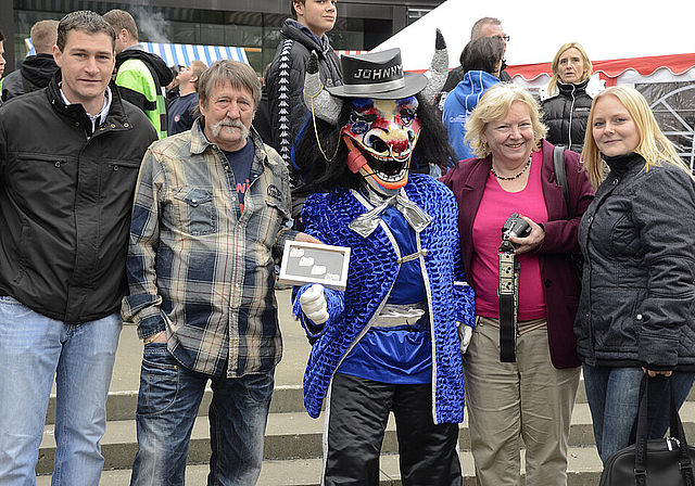 Treffsichere Idee: Hansruedi Zurbuchen (2. v. l.) freut sich mit seiner Frau Elisabeth und Tochter Ilona sowie deren Partner Sacha Fuchs über den Sieg beim Reinacher Blagettenwettbewerb 2013.  Foto: Heiner Leuthardt