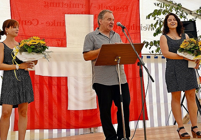 Gemeindepräsident flankiert: Theo Henz in würdigem Rahmen mit Damen und Fahnen. Fotos: Roland Bürki

