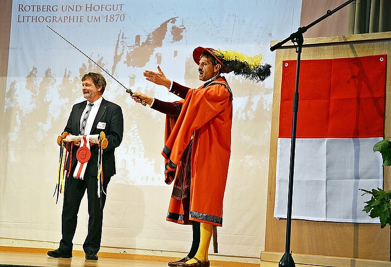 Absolute Hoheit für den Landammann: Ritter Arnold von Rotberg (Koni Gschwind) weist den Weg nach Solothurn für die nächsten 500 Jahre. Foto: Roland Bürki