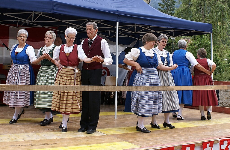 1. August-Reigen: Trachtengruppe Bärschwil. 
