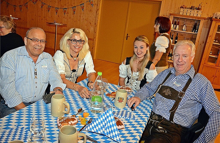«Fesche Madln, stramme Burschn»: Weiss-blaue Gaudi-Stimmung nach Marcel Wysers (r.) Weisswurst-Crashkurs. Fotos: Roland Bürki
