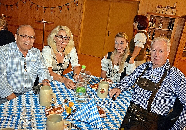 «Fesche Madln, stramme Burschn»: Weiss-blaue Gaudi-Stimmung nach Marcel Wysers (r.) Weisswurst-Crashkurs. Fotos: Roland Bürki