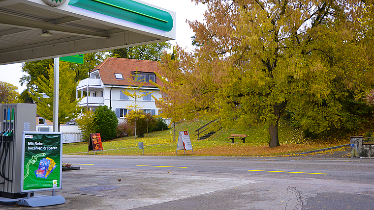 Möglicher Standort: Ein Neubau für die Dornacher Gemeindeverwaltung gegenüber der BP-Tankstelle wurde geprüft. Foto: Fabia Maieroni