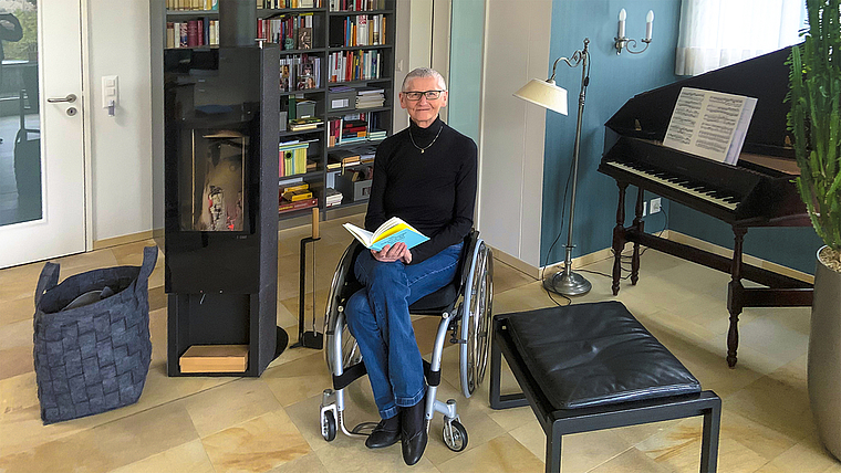 Eine neue Erfahrung mit 74 Jahren: Die Idee hatte Barbara Frei-Koller schon lange, das Projekt Edition Unik gab ihr den äusseren Anlass, nun endlich ein Buch zu schreiben. Foto: Caspar Reimer