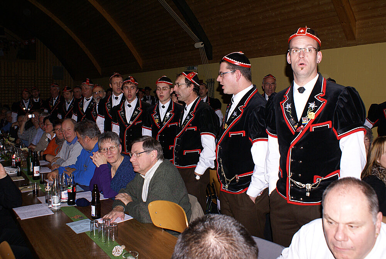 Einmal anders: Die Jodler aus Huttwil sangen in den Reihen der Gäste.   Foto: Jürg Jeanloz