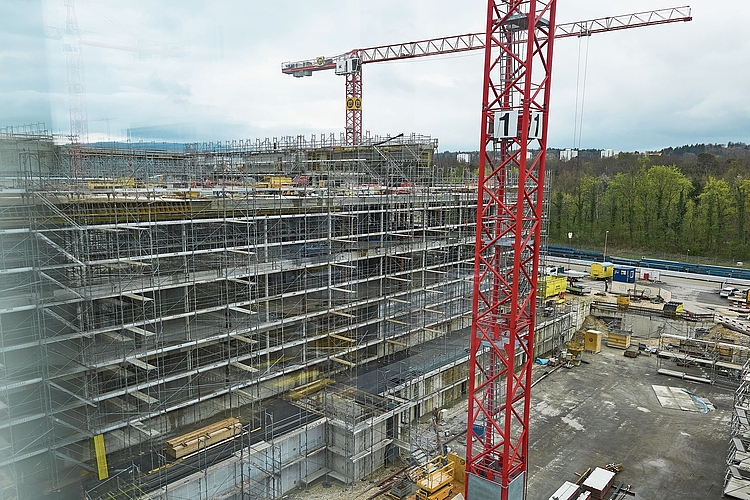 Noch nicht gross genug: Am neuen Hauptsitz der Straumann Group fehlen noch zwei Geschosse. Fotos: Roland Schmid Noch nicht gross genug: Am neuen Hauptsitz der Straumann Group fehlen noch zwei Geschosse. Fotos: Roland Schmid