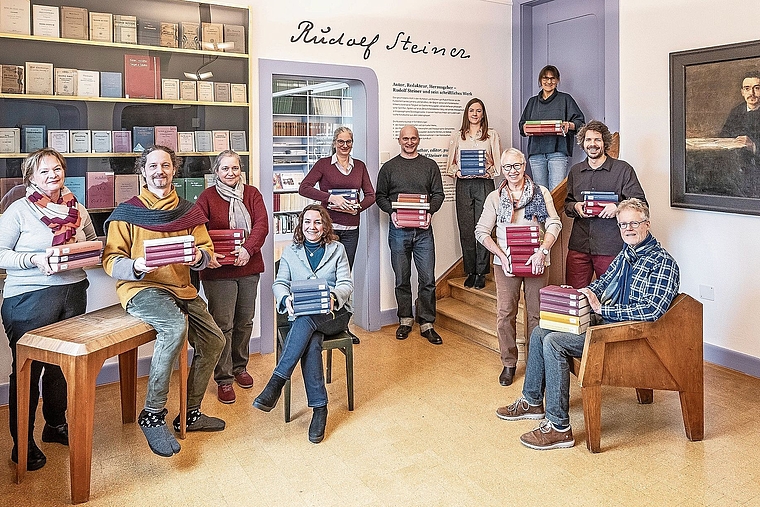 Teamwork: Mitarbeitende des Rudolf-Steiner-Archivs mit den Bänden der Gesamtausgabe, die zwischen 2016 und 2025 erschienen sind. Foto: ZVG/Photo Basilisk AG
