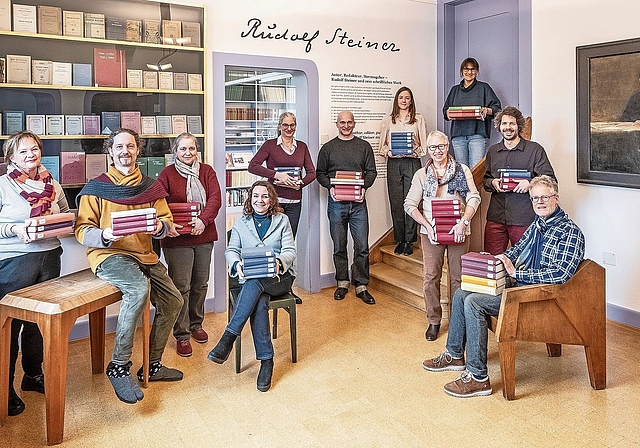 Teamwork: Mitarbeitende des Rudolf-Steiner-Archivs mit den Bänden der Gesamtausgabe, die zwischen 2016 und 2025 erschienen sind. Foto: ZVG/Photo Basilisk AG