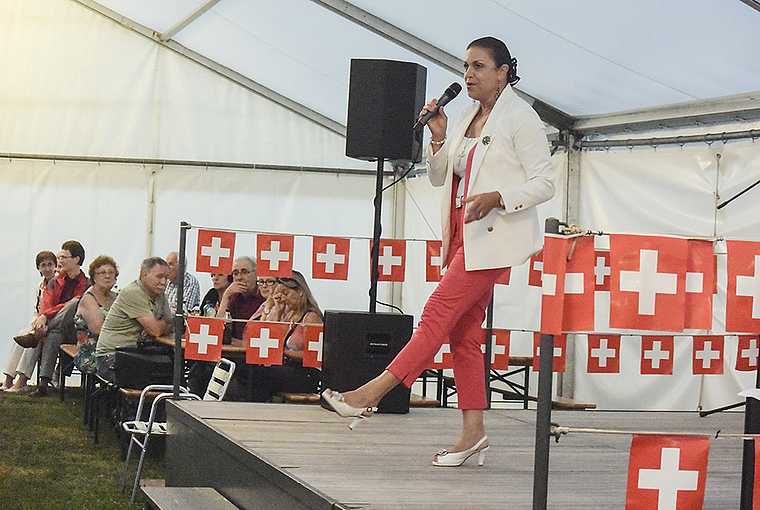 Besuch aus der Innerschweiz: Die Entertainerin Monika Kaelin fand lobende Worte für Dornach. Foto: Bea Asper