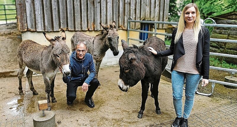 Ruhe in der Natur: Weit weg von jeglichem Trubel helfen auch Tiere den suchtkranken Menschen dabei, neues Selbstvertrauen und Verantwortungsgefühl zu entwickeln. Chratten-Leiter Fridolin Wyss und die Sozialarbeiterin und Reittherapeutin Denise Krein