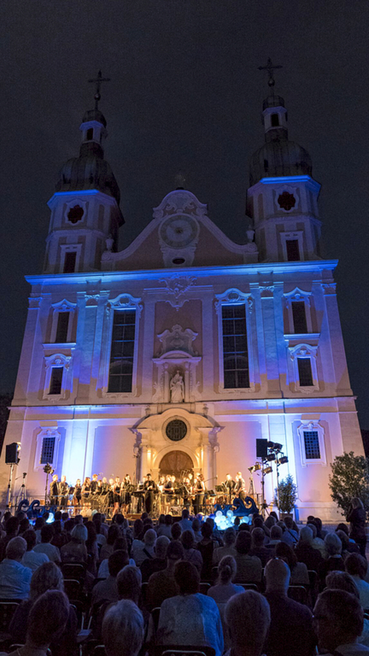 «When the Rain begins to fall»: So hiess eines der Stücke, mit denen der Musikverein das Publikum auf dem Domplatz begeisterte. Wirklich geregnet hats zum Glück nicht. Foto: ZVG/Dieter Küng/www.diku-foto.ch