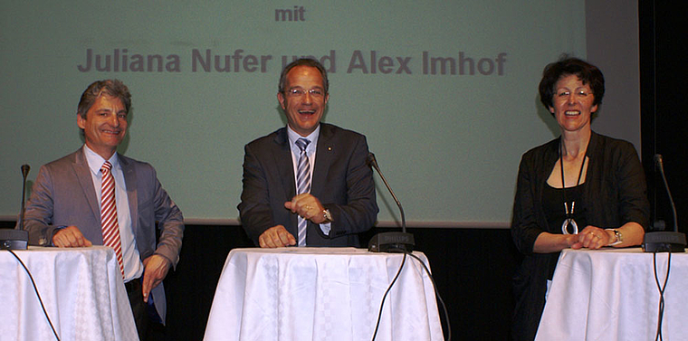 Humor im Streitgespräch: Alexander Imhof und Juliana Nufer mit Moderator Isidor Huber. Foto: Jürg Jeanloz