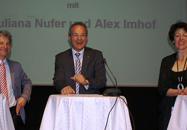 Humor im Streitgespräch: Alexander Imhof und Juliana Nufer mit Moderator Isidor Huber.   Foto: Jürg Jeanloz
