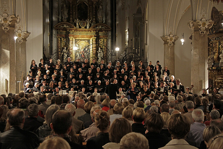 Randvoll: Die imposante Kulisse dieses Konzertabends in der Basilika Mariastein. Foto: Martin Staub