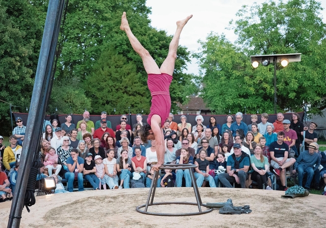 Den Zirkus im Blut: Die Artistinnen und Artisten von «FahrAwaY» fahren mit ihrer Show durch ganz Europa. Fotos: tilman pfaefflin