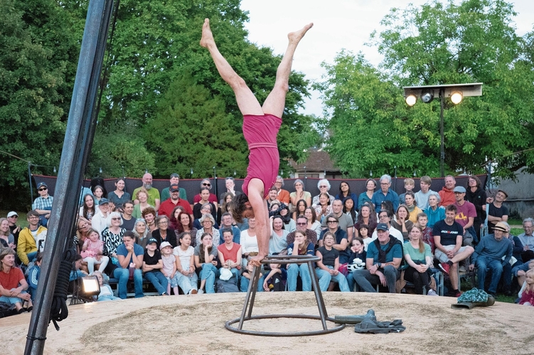 Den Zirkus im Blut: Die Artistinnen und Artisten von «FahrAwaY» fahren mit ihrer Show durch ganz Europa. Fotos: tilman pfaefflin