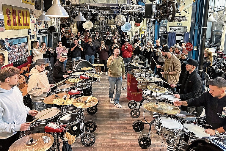 Der letzte Schliff fürs Charivari: die Schlössli-Schränzer bei der letzten Probe in ihrem Probelokal in Dornach. Foto: Nicolas Blust