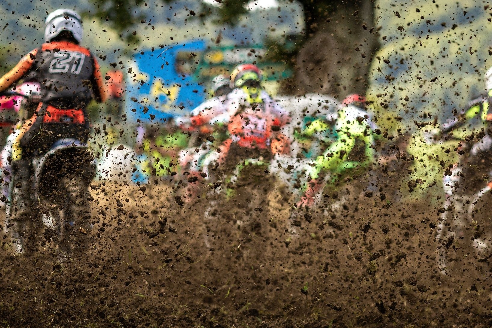 Mächtig Erde aufgewirbelt: Die Rennfahrerinnen der Kategorie «Women» gleich nach dem Start zum ersten Lauf. Fotos: Katja Schmidlin