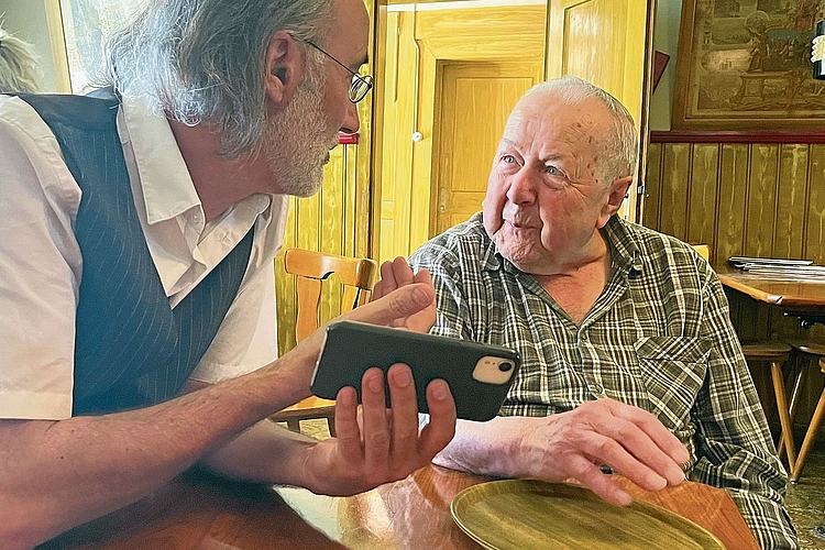 Ein Wirtshausmuseum zum Anfassen: Ernst Gerber, Wirt im Roggenburger Restaurant Rössli, erzählt aus seinem bewegten Leben. Ein Wirtshausmuseum zum Anfassen: Ernst Gerber, Wirt im Roggenburger Restaurant Rössli, erzählt aus seinem bewegten Leben.